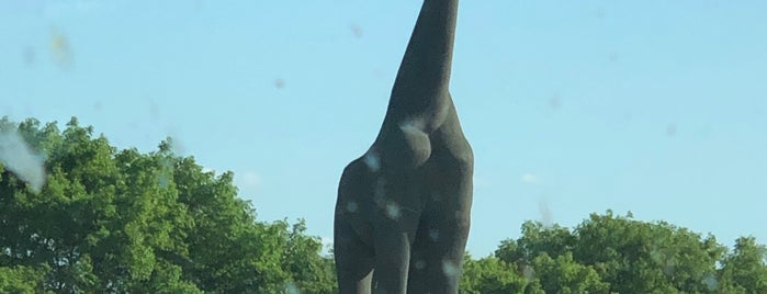 Giraffe Statue is one of สถานที่ที่ Chris ถูกใจ.