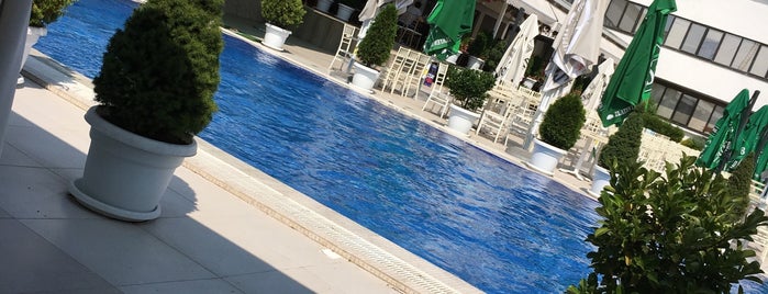 Gardenia Pool Bar is one of Tempat yang Disukai Pavlos.