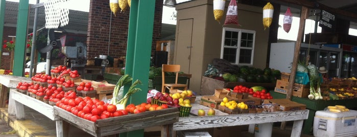 Macon State Farmer's Market is one of Lugares favoritos de Chester.