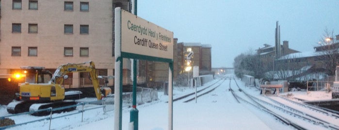 Cardiff Queen Street Railway Station (CDQ) is one of สถานที่ที่ Alex ถูกใจ.