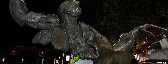 Առնո Բաբաջանյանի արձան is one of Лето 2012.