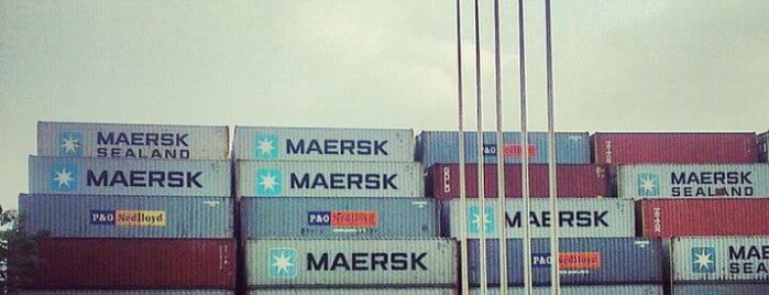 Yantian Container Port is one of Orte, die Wesley gefallen.