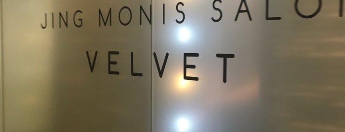Jing Monis Salon - Velvet is one of Orte, die Deanna gefallen.