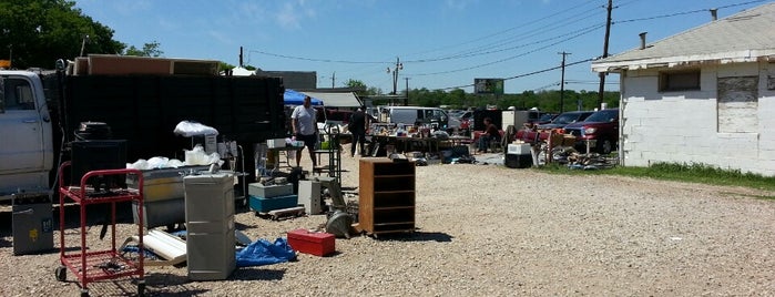 Outside Flea Market is one of Thrifting.