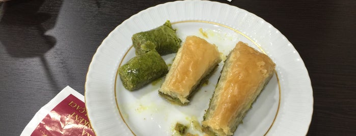 Yıldızoğlu Baklavacısı is one of Tempat yang Disukai Gizem.