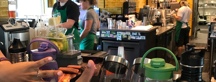 Starbucks is one of Lieux qui ont plu à Emily.