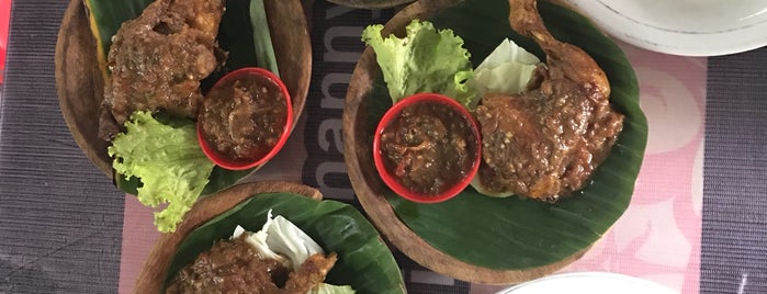 Ayam Penyet Pak Ulis is one of favorite culinary in Banda Aceh.