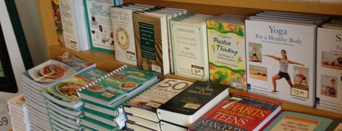 Barnes & Noble is one of Lugares favoritos de Timothy.