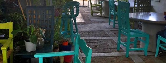 Café La Fuga is one of Tempat yang Disukai Alan.