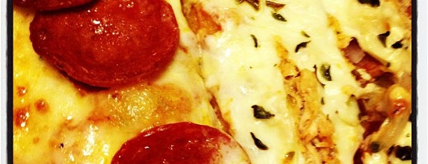 Domino's Pizza is one of สถานที่ที่ Guto ถูกใจ.