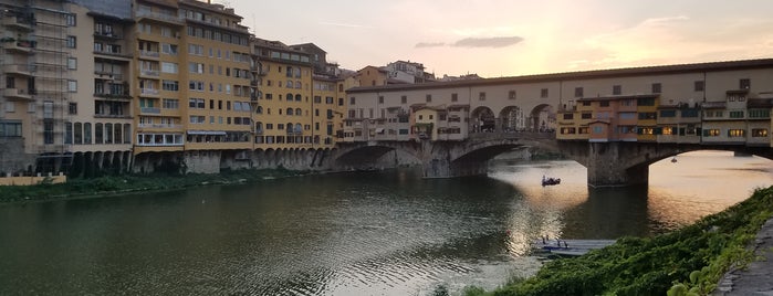 Ponte Vecchio is one of สถานที่ที่ funky ถูกใจ.