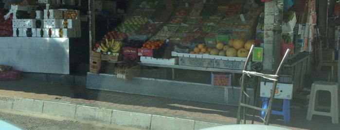 Abu Dhabi Vegetable Market is one of Lieux qui ont plu à Alya.