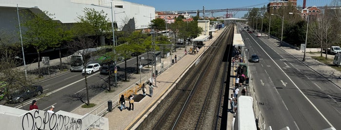 Estação Ferroviária de Belém is one of Estações.