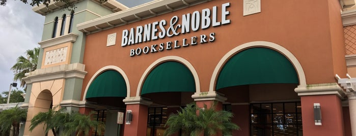 Barnes & Noble is one of สถานที่ที่ Tori ถูกใจ.