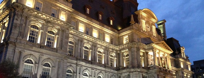 Hôtel de ville de Montréal is one of Lugares favoritos de Carl.