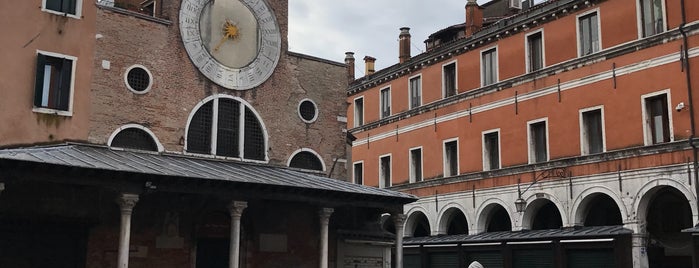 Campo San Giacomo di Rialto is one of Venice for Bloggers and nomadic workers.
