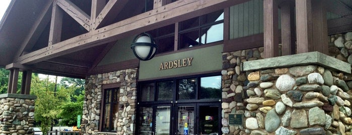 Ardsley Travel Plaza is one of Locais curtidos por Michael.