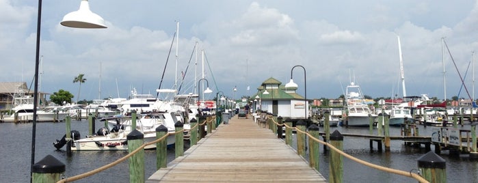 Naples City Dock is one of Tempat yang Disukai Lizzie.