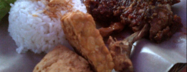 Ayam Penyet Ibu Sri is one of Makan makan enak.