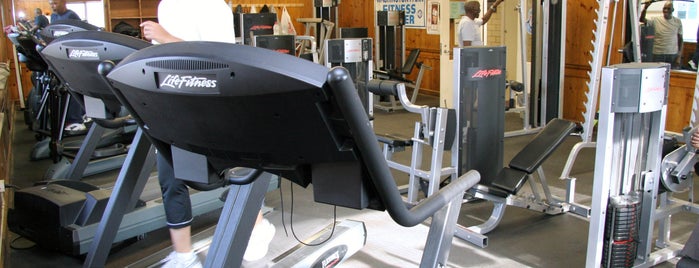 Washington Park is one of Chicago Park District Fitness Centers.