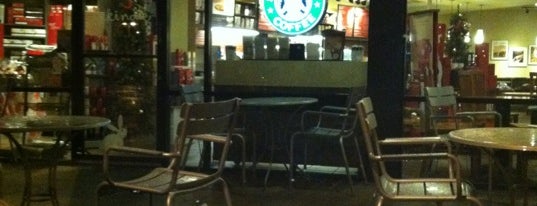Starbucks is one of Tempat yang Disukai Curtis.