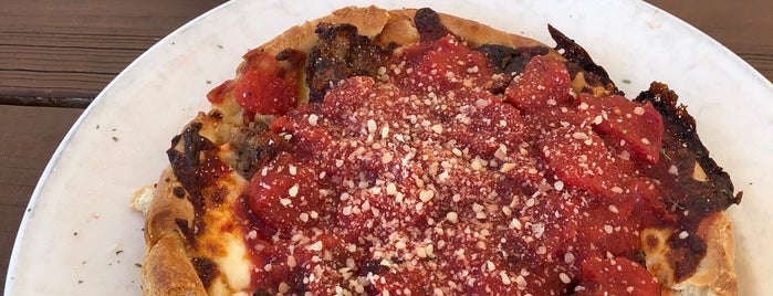 Uno Pizzeria & Grill is one of Lugares favoritos de William.