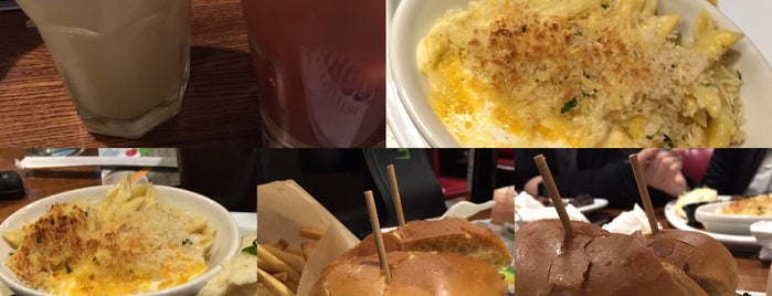 TGI Fridays is one of Cayla C.さんのお気に入りスポット.