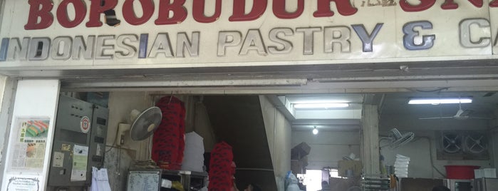 Borobudur Snacks Shop Pte Ltd - Indonesian Pastry & Cakes Specialists is one of Lugares guardados de Ian.