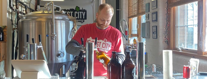 Forest City Brewing is one of Lugares favoritos de Gary.