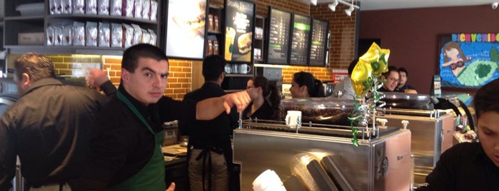 Starbucks is one of Lieux qui ont plu à Fernando.