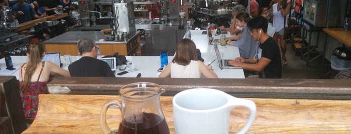 Intelligentsia Coffee & Tea is one of Lugares favoritos de Dann.