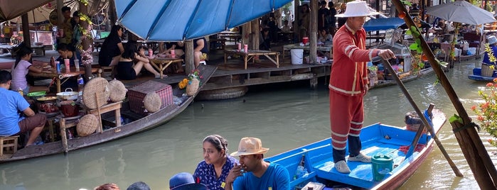 Floating Market is one of Tai.