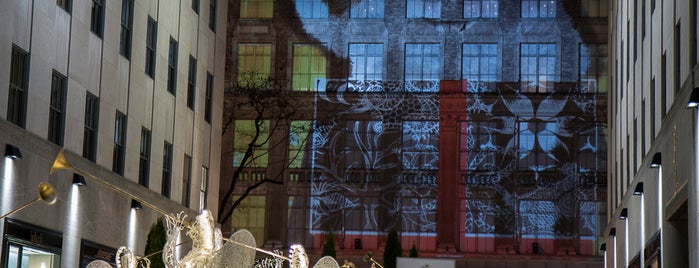 Saks Fifth Ave Snowflake & The Bubble Holiday Projection is one of Christmas in New York City.