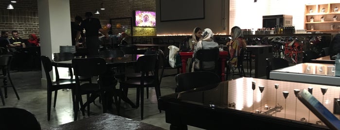 V Café | وی کافه is one of كافه هاي تهران.