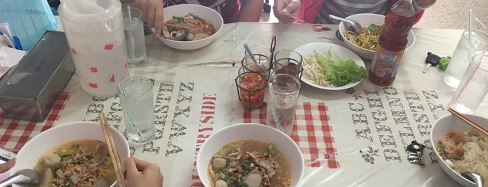 ก๋วยเตี๋ยวต้มยำ สันติพานิช is one of Tempat yang Disukai Yodpha.