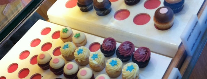 Kara’s Cupcakes is one of Kimberlyさんの保存済みスポット.