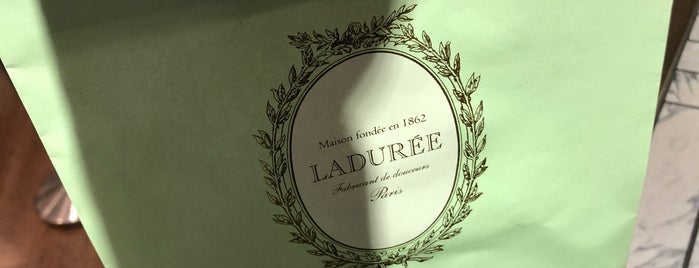 Ladurée is one of ELLE à table 食べ歩きおやつBOOK.