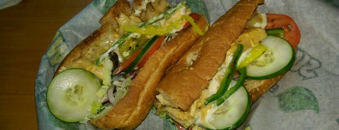 Subway is one of Locais curtidos por Aaron.