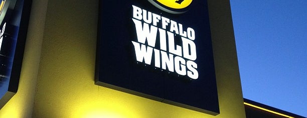 Buffalo Wild Wings is one of Tempat yang Disukai Rex.