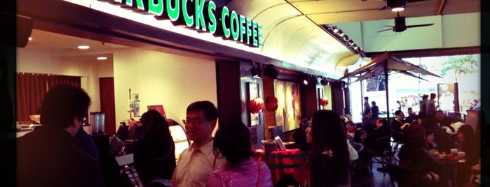 Starbucks is one of สถานที่ที่ Woo ถูกใจ.