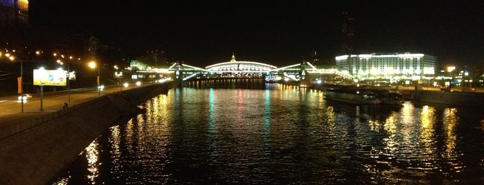 Borodinsky Bridge is one of Гулять в Москве.