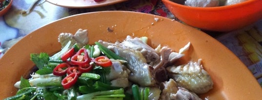 Restoran Lou Wong Tauge Ayam KueTiau (老黄芽菜鸡沙河粉) is one of 霹靂 Perak.