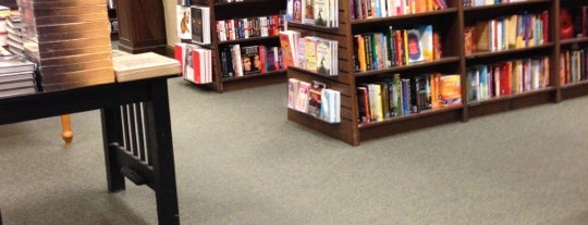 Barnes & Noble is one of Tempat yang Disukai Chester.