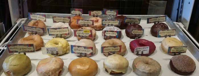Pepples Donuts is one of สถานที่ที่บันทึกไว้ของ Mischa.
