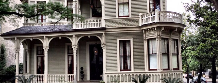 Garden District is one of New Orleans.