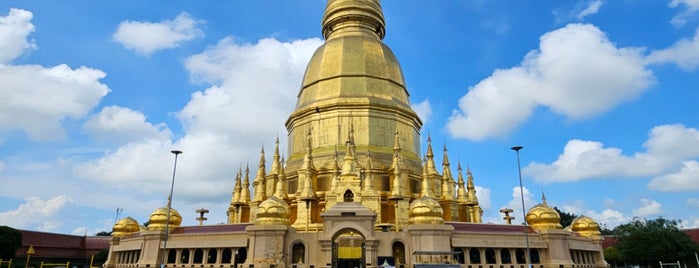 Phra Mahathat Chedi Sri Wiang Chai is one of ลำพูน, ลำปาง.