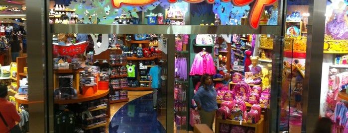 Disney Store is one of Tempat yang Disukai Eudiza.