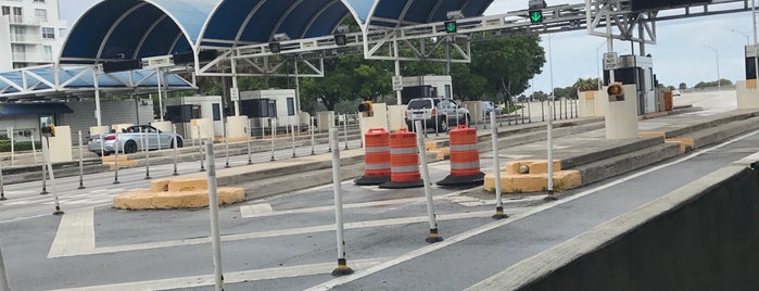 Key Biscayne Toll Booth is one of Lizzieさんのお気に入りスポット.