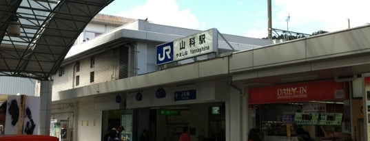 JR Yamashina Station is one of 琵琶湖線.