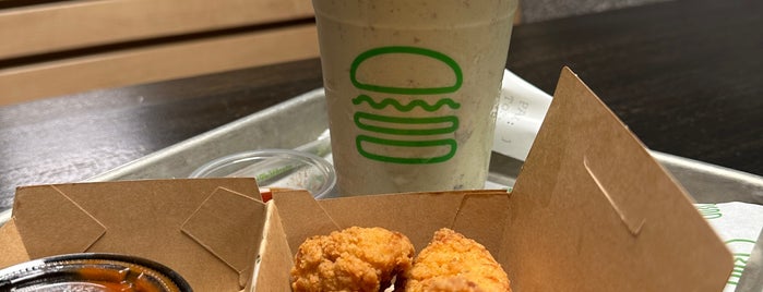 Shake Shack is one of Chrisさんのお気に入りスポット.